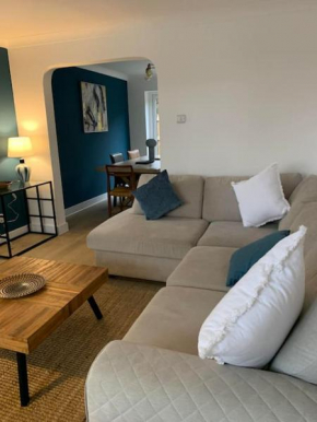 Spacious Stylish House Close to M4 Private Parking